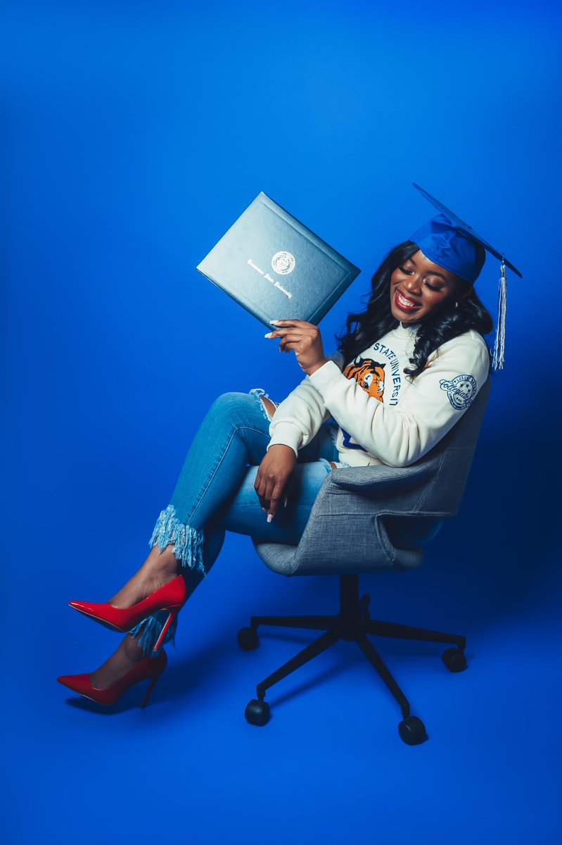 _nkayyy's tweet photo. I really got my Masters😩🎓 https://t.co/IS7YAUqE0x