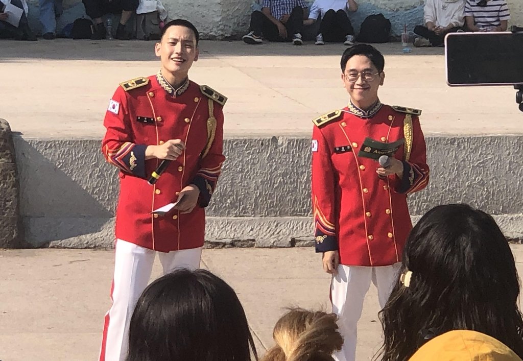 07dang24's tweet photo. "한국 군인 화이팅"..군악대 멕시코 공연에 K팝 팬 몰린 이유
- 군악대원인 K팝 그룹 SF9 인성 보러 팬들 출동
- 이날 진행을 맡은 인성은 SF9의 '오솔레미오' 등을 부르며 멕시코 팬들의 응원에 화답했다.
🔗https://t.co/QZU5cUvL0b https://t.co/5IRlaR7JKQ