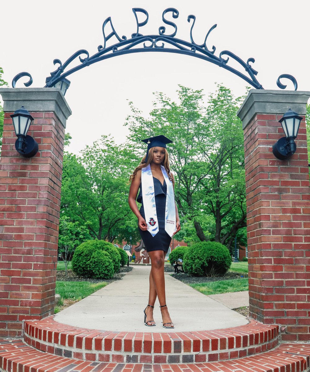 _itsjessieann's tweet photo. A great ending to a new beginning ❤️🎓 https://t.co/OUN0j79q7l