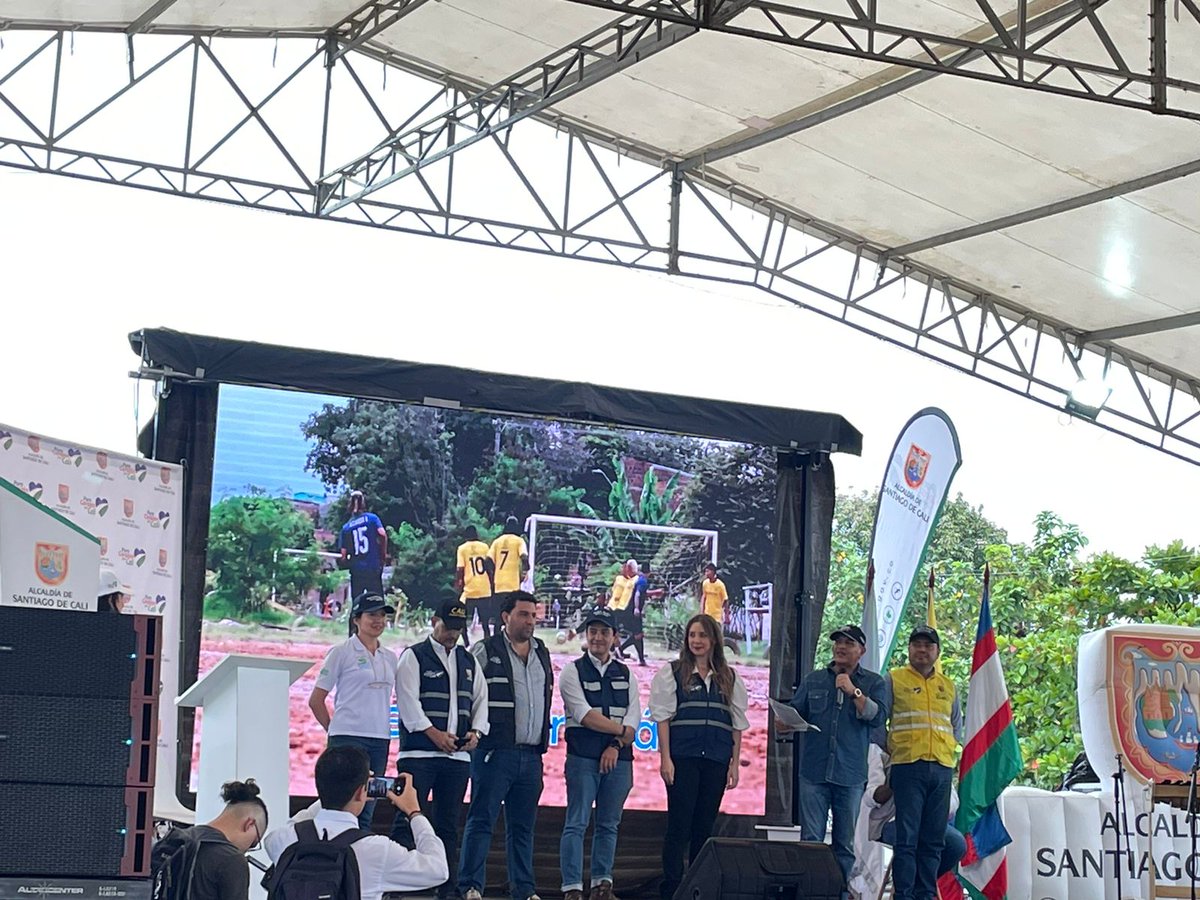 RoyAlejandroB's tweet image. En el 2020 bajo el liderazgo de @ViviendaCali visualizamos el proyecto de renovación que mejoraría la calidad de #Vida de los habitantes del oriente.
#Hoy ponemos la primera piedra de los próximos 47.000m2 del “Bulevar del Oriente” un espacio de vida para todos los #Caleños.