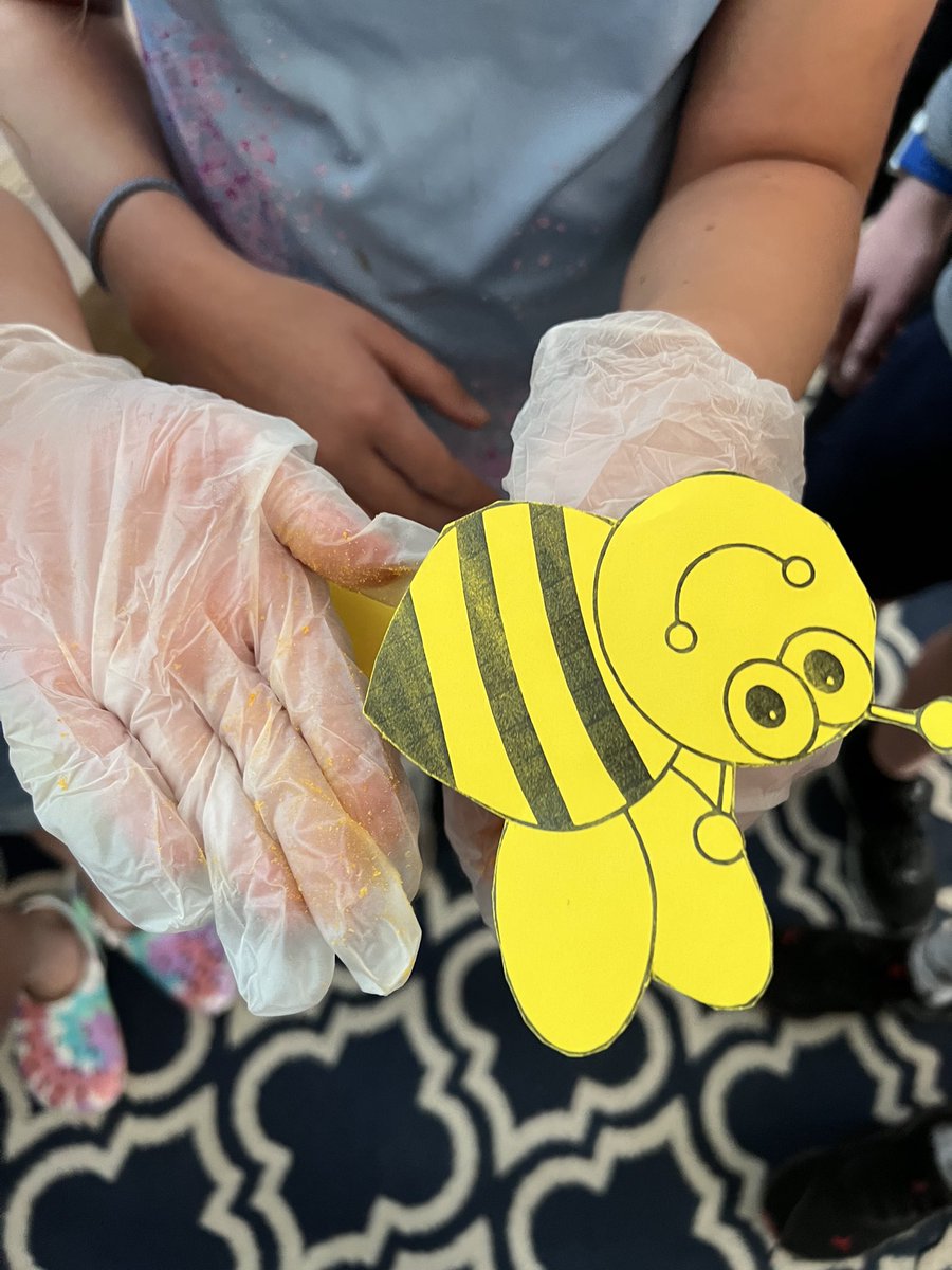 MrsClemens44's tweet photo. My students were the bees spreading pollen around flowers today. Lots and lots of pollen. #yummycheetos https://t.co/EOYuG8Uq89