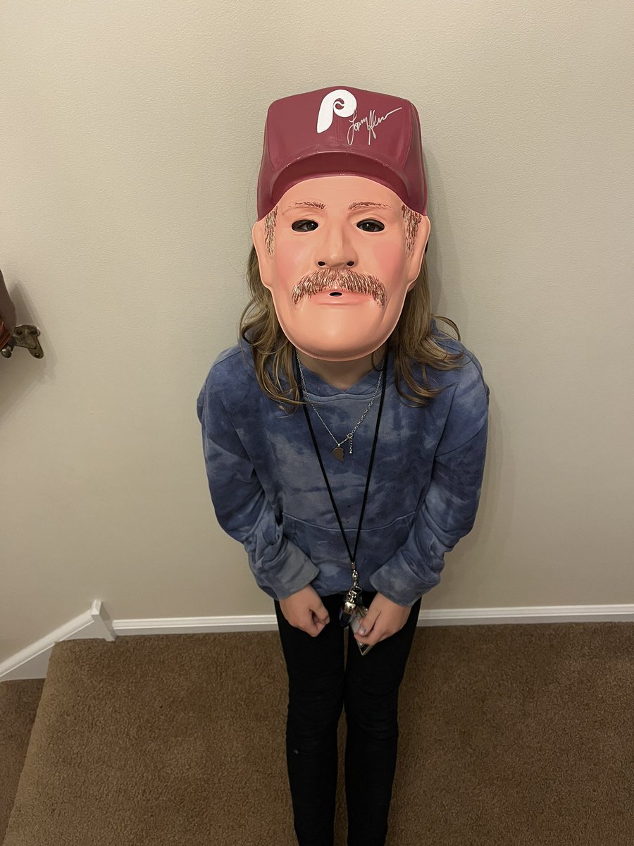 UnderTheRadarSP's tweet photo. Happy Belated birthday to my friend Larry Andersen. Both kids loved wearing the 1985 Halloween Night at the Vet Mask tonight! #philadelphiaphillies #baseball #1993worldseries #1983worldseries #larryandersen #autograph #privatesignings #undertheradarsports https://t.co/Y5hLi00vpt