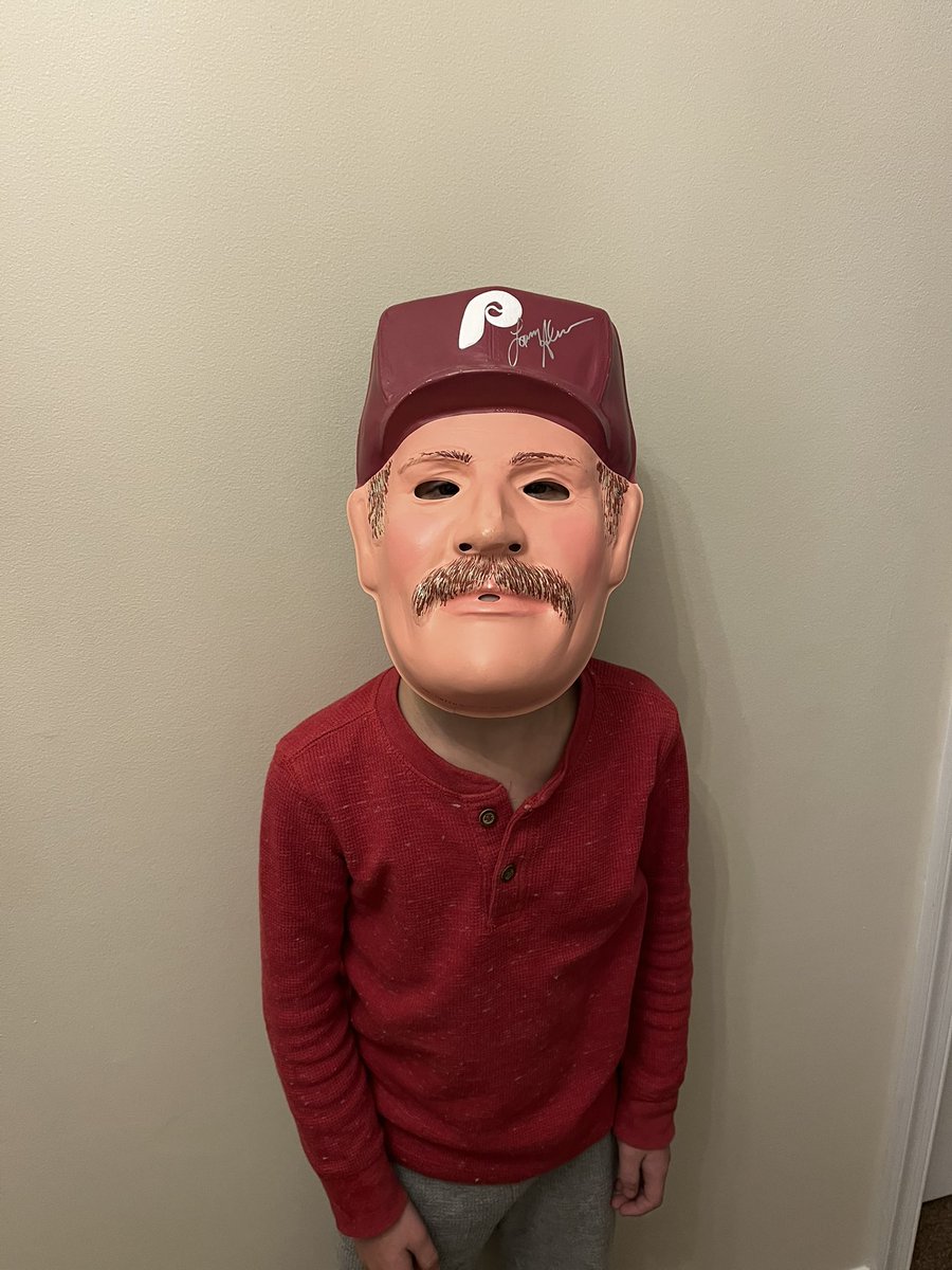UnderTheRadarSP's tweet photo. Happy Belated birthday to my friend Larry Andersen. Both kids loved wearing the 1985 Halloween Night at the Vet Mask tonight! #philadelphiaphillies #baseball #1993worldseries #1983worldseries #larryandersen #autograph #privatesignings #undertheradarsports https://t.co/Y5hLi00vpt