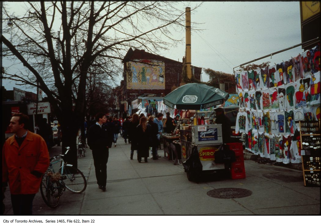 TorontoPast's tweet photo. Toronto in the 90's: Queen St W. Can you name the cross street where this market was ? Comment below if you bought something there ! I know I bought t shirts, and i don' t how many pewter rings. (Toronto Archives).
#toronto #torontopast #downtowntoronto #retrotoronto #queenstw https://t.co/R5AcUWvMkY