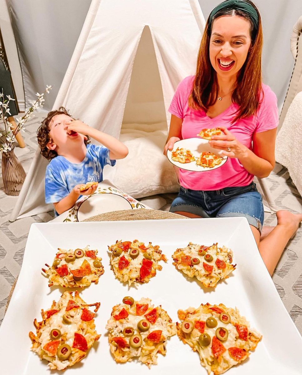 The perfect lunch! Jessica, a San Antonio influencer created mini pizzas using our Mr. Dell’s Hash Browns for the crust!  Get her recipe here:  ow.ly/YXEl50J22wm 
*
#MrDells #HashBrowns #HashBrownRecipes
