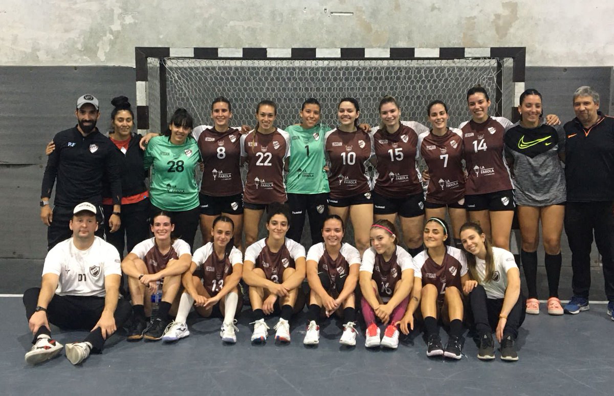 caplatense's tweet photo. [Handball] #Mayores #Damas #PrimeraDivisión @femebal 

😀 ¡Otra victoria de las “Calamares”!

✅ Vencieron a La Ex Patriada  por 23-17

🔢 Acumulan 6 triunfos, 1 empate y 1 caída para mantenerse en la lucha por la cima de las posiciones.

#SiemprePlatense🤎 https://t.co/zcGlDF0wzT