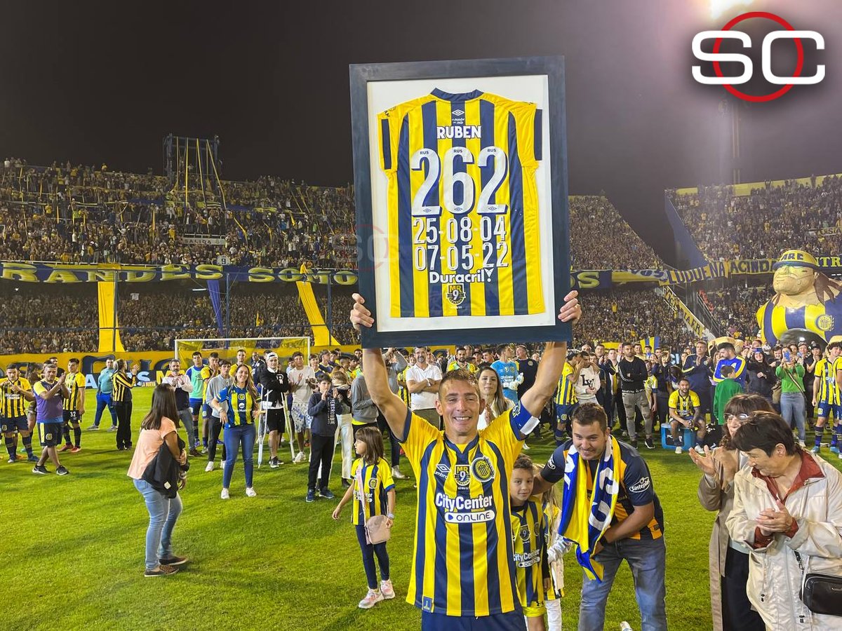 SC_ESPN's tweet photo. 262 partidos, 105 goles (nadie marcó más que él en toda la era profesional de Rosario Central). El adiós a una leyenda. 9️⃣🔵🟡 https://t.co/9Ics5yFvmc
