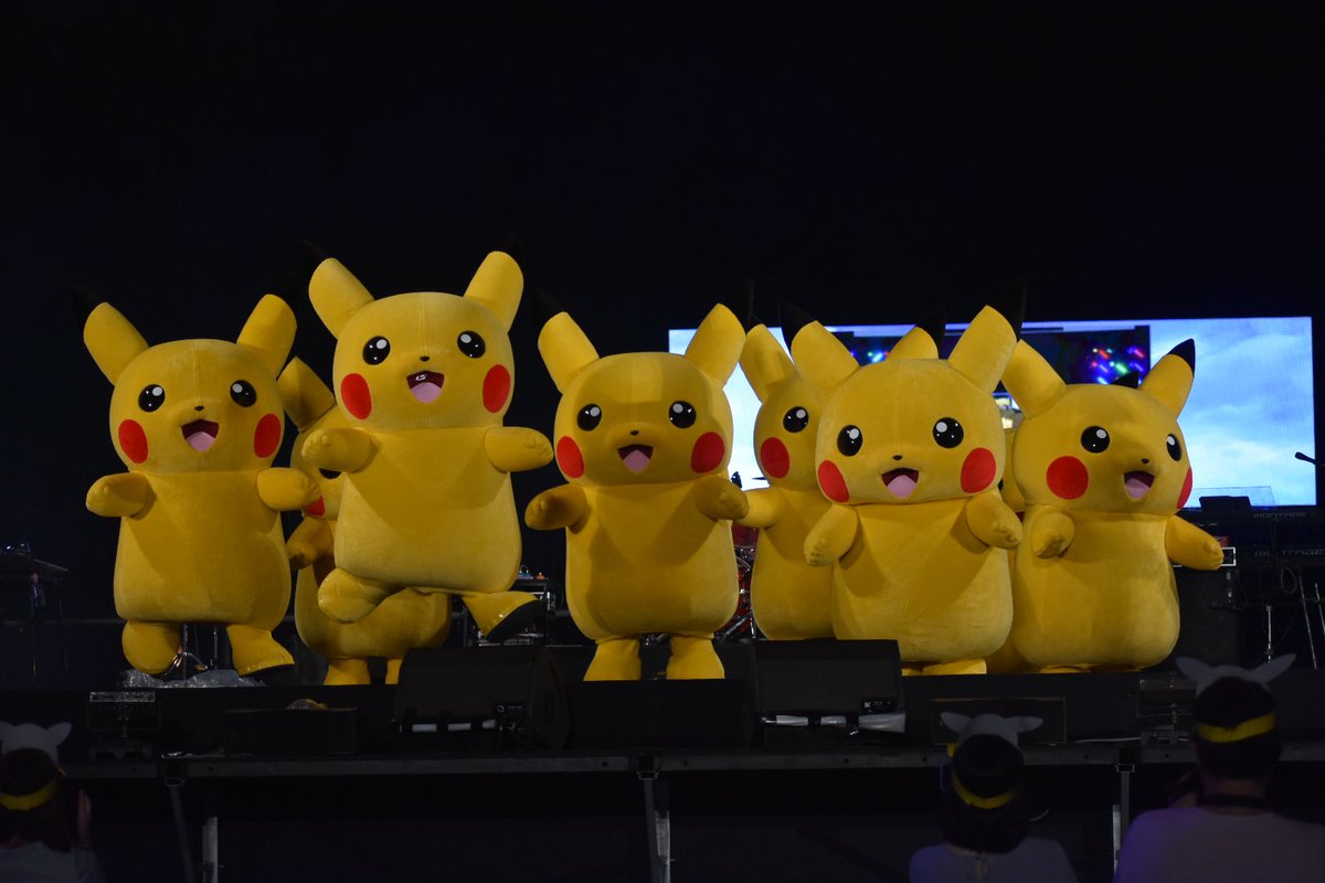 shonpipikachu39's tweet photo. 実は昨日、すごい神席だったんですよ…
お裾分けに置いていきます🥺❤️⚡️🎈

2枚目の左から2番目のピカチュウ
身体能力すごい…👏🏻✨

#そらとぶピカチュウプロジェクト 
#ポケんちゅ集合チュウ 
#ピカチュウライブショー https://t.co/AvkDlCkIYA