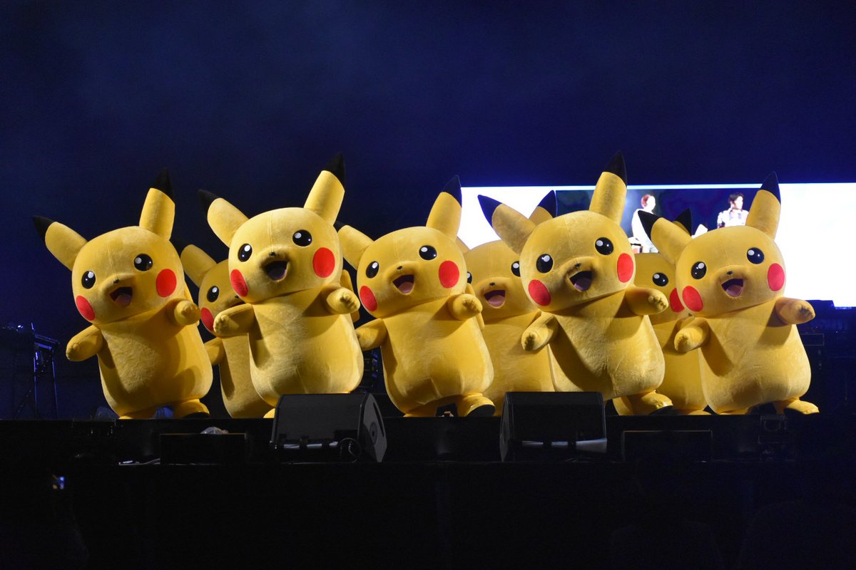 shonpipikachu39's tweet photo. 実は昨日、すごい神席だったんですよ…
お裾分けに置いていきます🥺❤️⚡️🎈

2枚目の左から2番目のピカチュウ
身体能力すごい…👏🏻✨

#そらとぶピカチュウプロジェクト 
#ポケんちゅ集合チュウ 
#ピカチュウライブショー https://t.co/AvkDlCkIYA