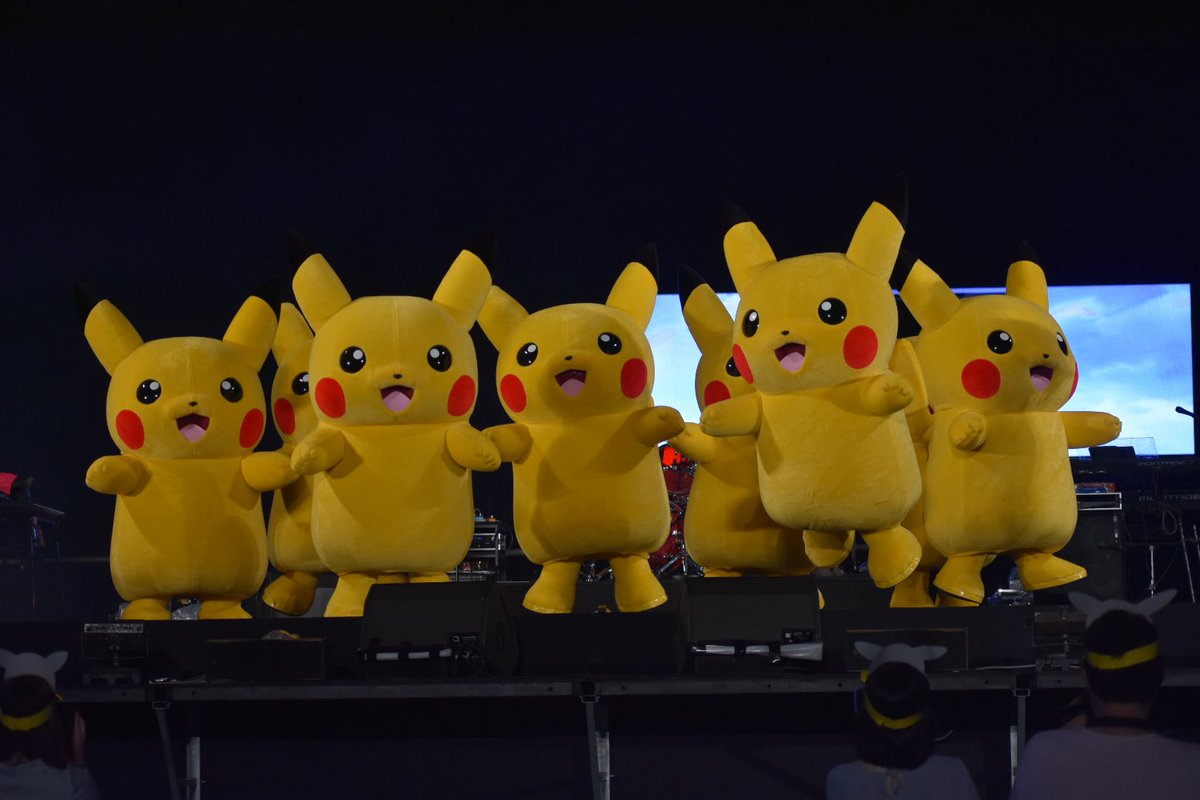 shonpipikachu39's tweet photo. 実は昨日、すごい神席だったんですよ…
お裾分けに置いていきます🥺❤️⚡️🎈

2枚目の左から2番目のピカチュウ
身体能力すごい…👏🏻✨

#そらとぶピカチュウプロジェクト 
#ポケんちゅ集合チュウ 
#ピカチュウライブショー https://t.co/AvkDlCkIYA