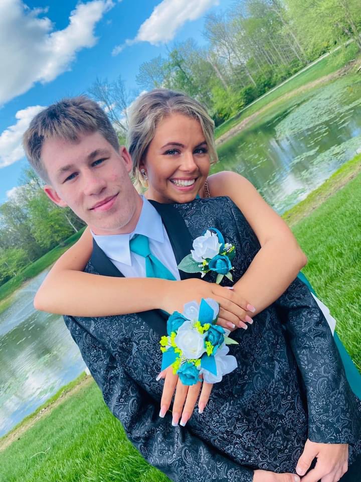 My favorite prom picture☺️