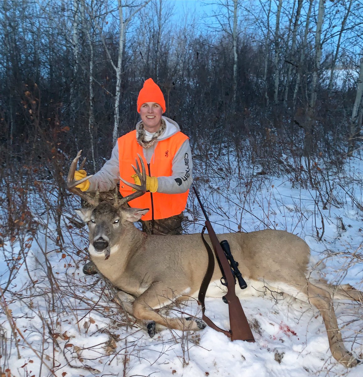 ConnorODEY's tweet photo. Been waiting a long time to hang this bad boy on the wall!  #whitetail #Saskatchewan https://t.co/UOVxkYnYGX