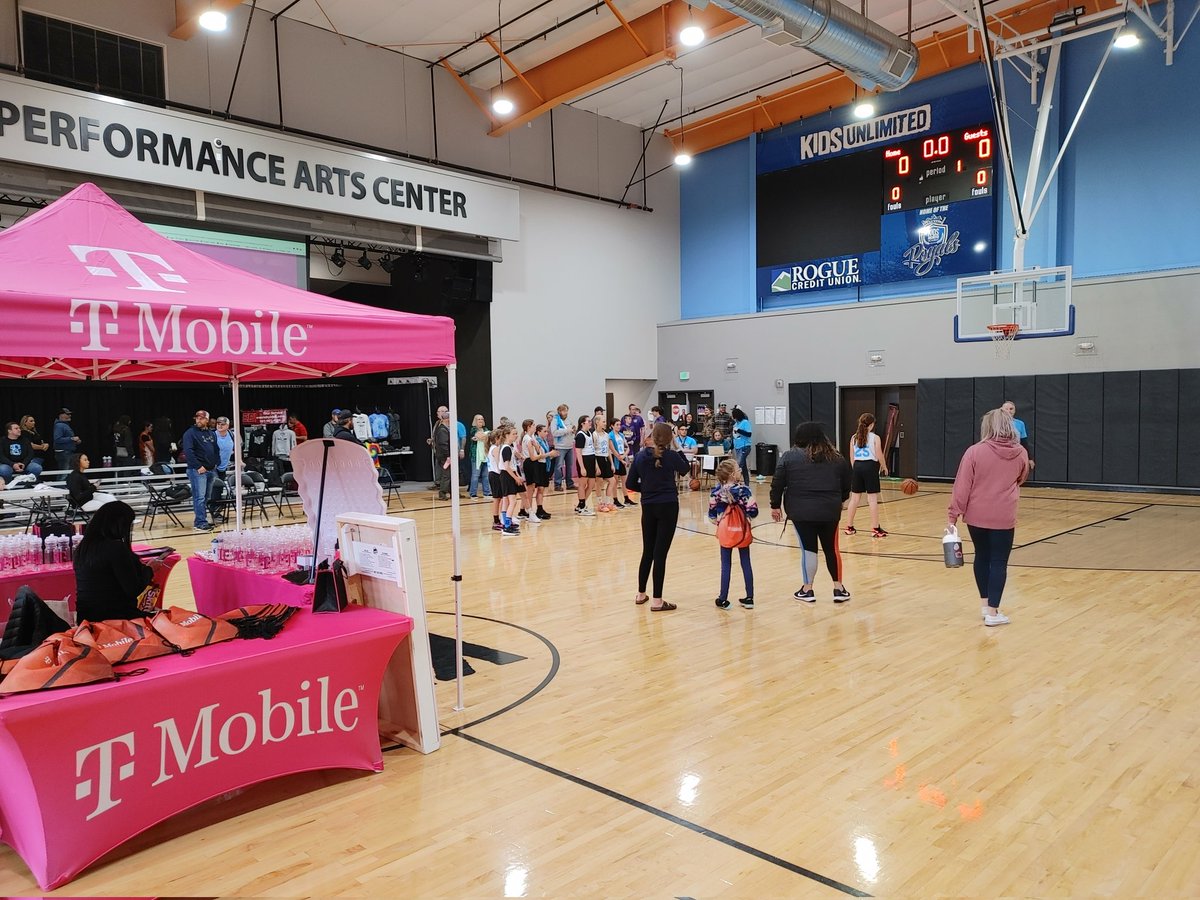 dennison_derek's tweet photo. Medford's Free Throw Contest at Kids Unlimited!!! T-mobile offering up some grand prizes!  @DerrickSeay1 @antosh_cole @EdgarArsenal541 @RosieAngulo2 https://t.co/wudZfjBF3Y