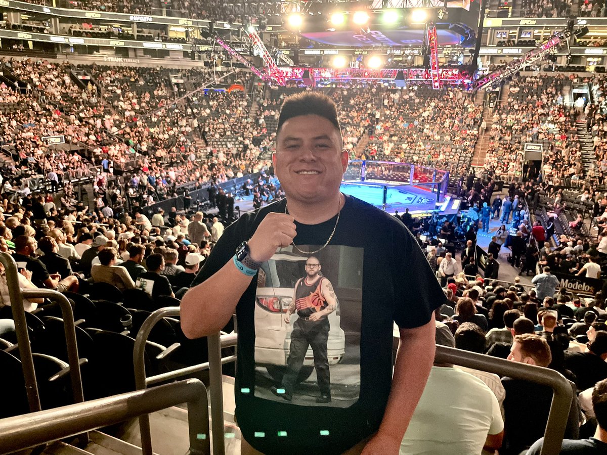DonaldVelarde's tweet photo. The UFC is back in the Valley tonight! 💪🏼 #UFC274 https://t.co/9rFOsBVQTz