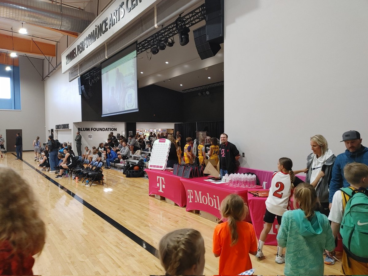 dennison_derek's tweet photo. Families lining up for T-Mobile swag and HSI Validations! Patrick Fay is here showing them there is a better service out here in #MedfordOregon! @DerrickSeay1 @EdgarArsenal541 @RosieAngulo2 https://t.co/LYD1vQsYiR