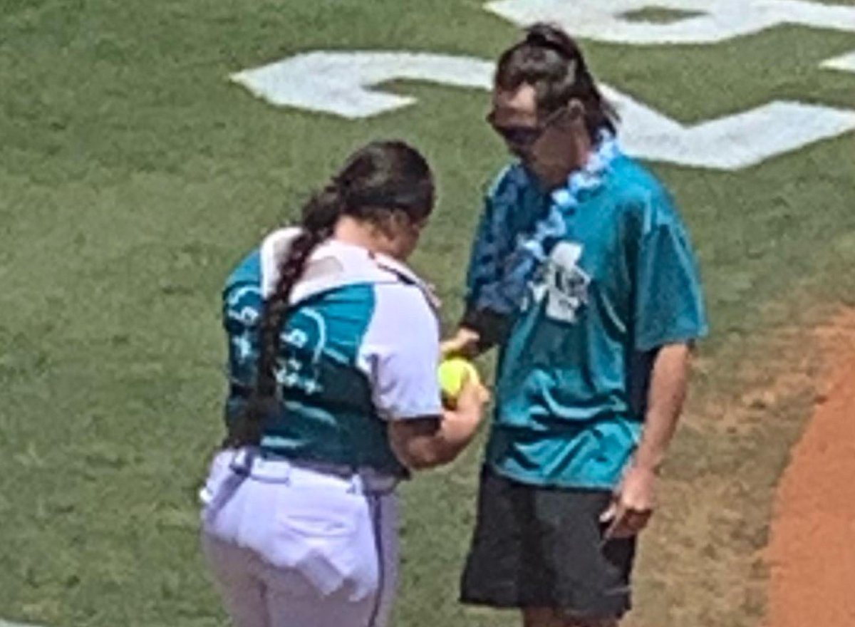 teacher_gray's tweet photo. @MIASKY3332 Thank you for being such an amazing ambassador for the sport of softball! I’m so proud of you and LP!! @pgray07 #notallheroeswearcapes https://t.co/8hqsftkt9V