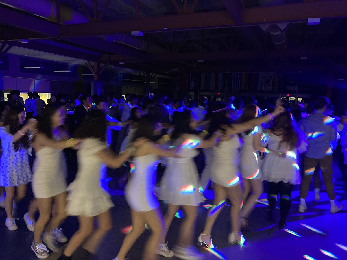StrasPrincipal's tweet photo. Light Up The Night! South style! What a great night! #classof2024 #homeofthelions https://t.co/Os1MZB2vCy