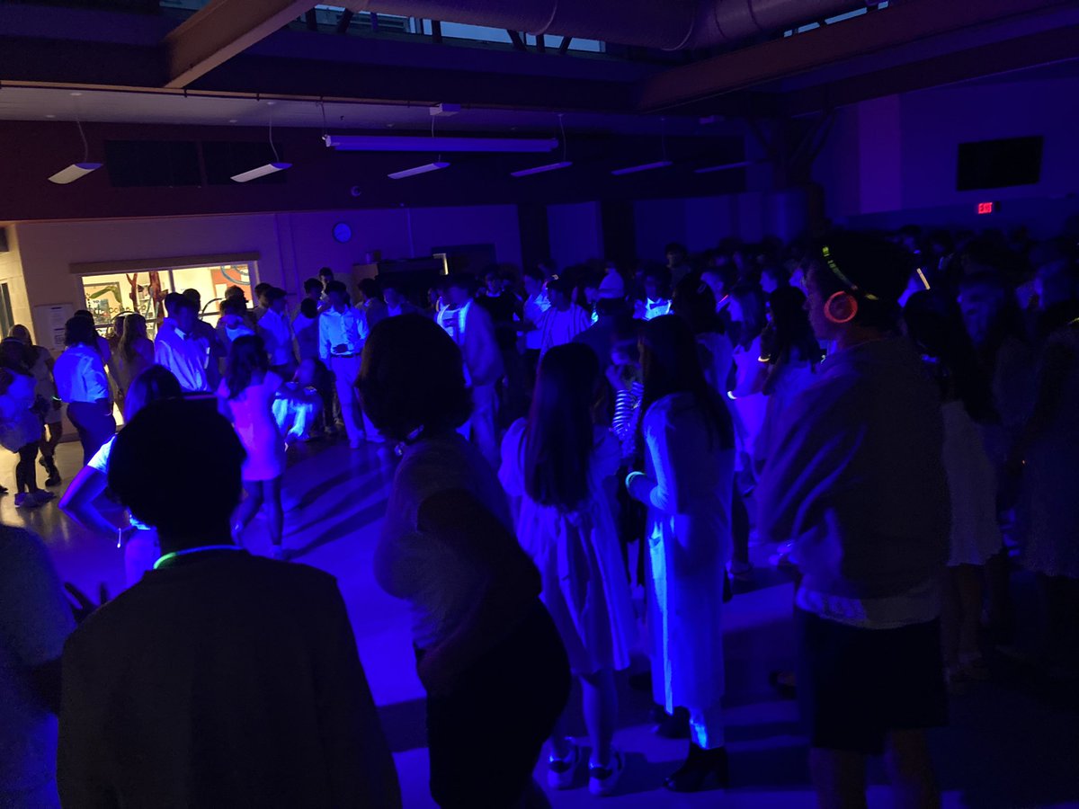StrasPrincipal's tweet photo. Light Up The Night! South style! What a great night! #classof2024 #homeofthelions https://t.co/Os1MZB2vCy