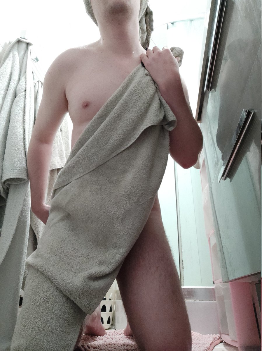 NakedEnby's tweet photo. Who wants that body in their bed tonight? 😏 #nudes #nsfw 🔞 https://t.co/DEn5cMOmKT