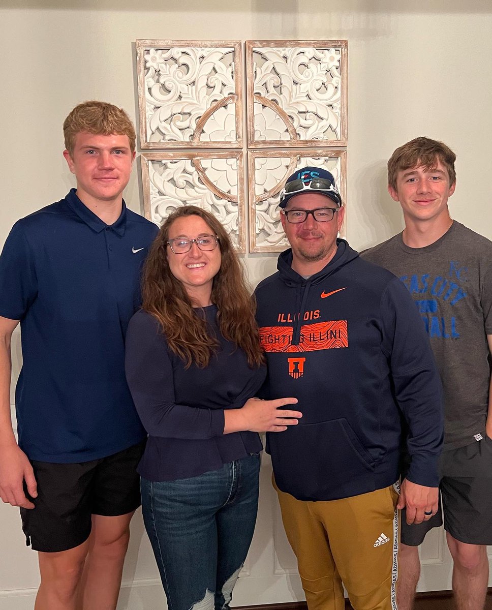 amparker34's tweet photo. Our young men are growing up quicker these days, but it’s times like this that I will hold on to forever. I hope all the moms out there are having a great weekend. 🥰😍 #blessedandgrateful #momlife #theycallmemomma #momto2 @Tjparkerr_ @MarcusP0053 https://t.co/UOIRp1EIiw