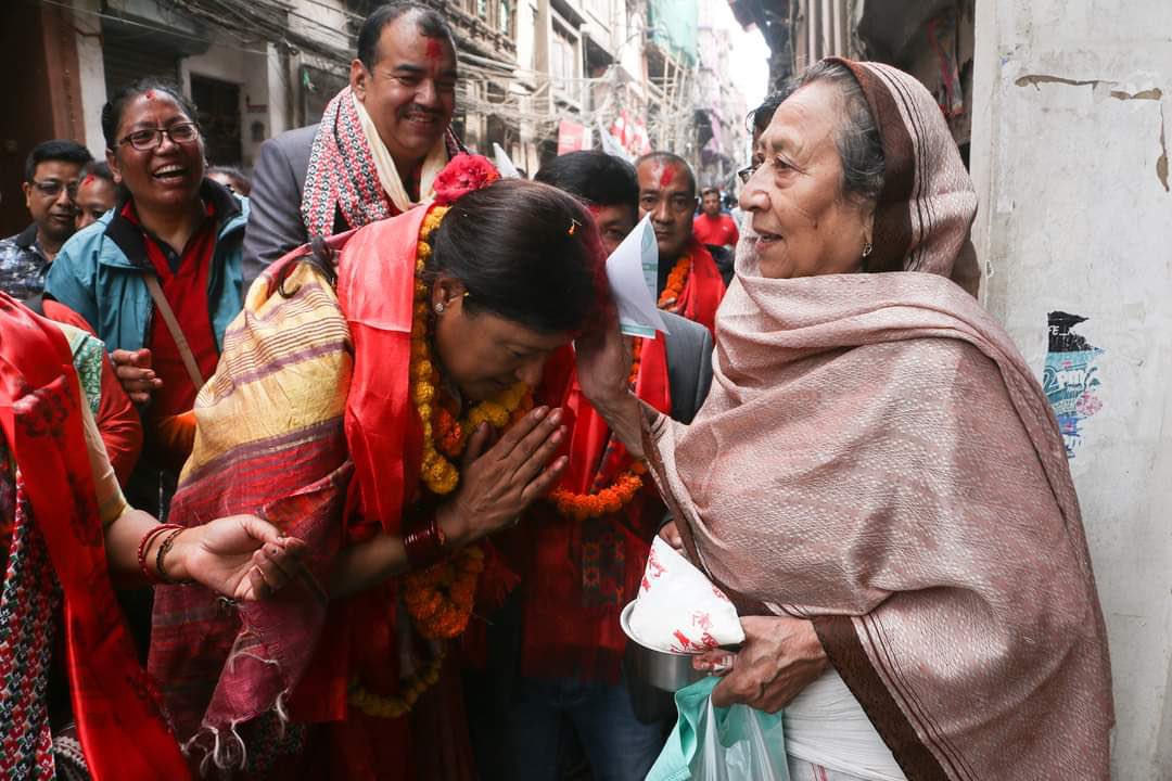 Vijaykumarko's tweet photo. चुनावको फैसला अब मिडिया र संजालमा होइन मतपेटीकामा पुगेको छ।नेपालमा मिडिया (वा सोसल मिडिया) र मतपेटीकाबिच ठूलै खांडल हुनसक्छ।   
पछिल्ला केही दिनमा @Sirjana_Singh ले आफ्नो स्थितीमा  निर्णायकरुपमा मजबुत बनाएको देखिन्छ। तस्वीरमा एक महिला, सृजना सिंहलाई आशिर्वाद दिदै -'विजयी भव!' https://t.co/VN7OeqqCBy