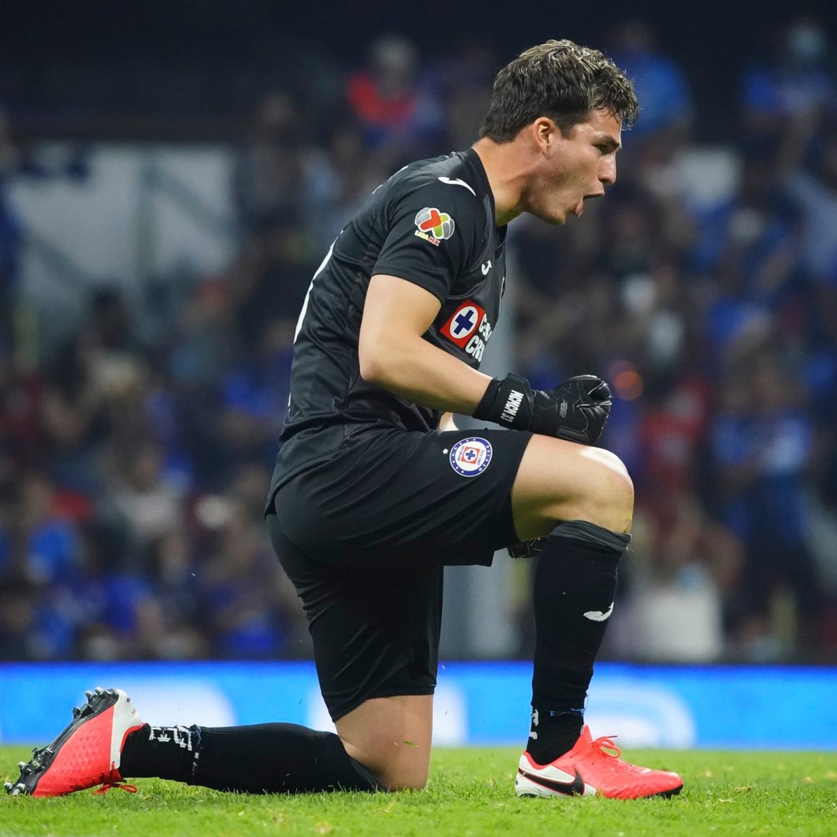 InvictosSomos's tweet photo. OFICIAL. Cruz Azul se clasificó a los CUARTOS DE FINAL de la Liga MX. Boleto a la Liguilla asegurado. Sebastián Jurado fue el MVP TOTAL de la tarde. Héroe en el tiempo regular y héroe en la tanda de penales (tapó 2 penaltis). La Máquina estará en la fiesta grande.
📷 @CruzAzul https://t.co/gUIo4ABzun