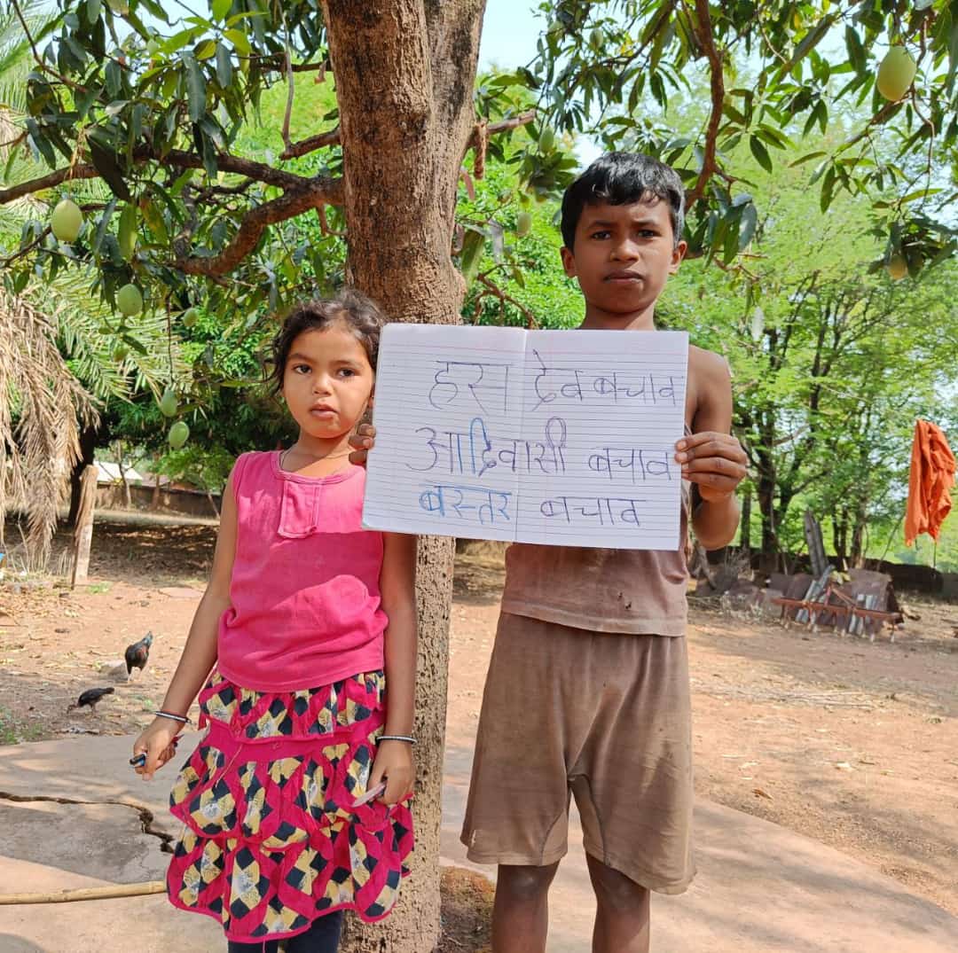 LankaKot750's tweet photo. ये जंगल ये पहाड़ हमारी पुरखों की देन है इस प्रकृति को हमे आने वाले पीढ़ी के लिए बचाना है,हसदेव बचाओ-आदिवासी बचाओ।
#SaveHasdeo
@GovernorCG 
@ncsthq 
@RahulGandhi 
@MahaEnvCC 
@bhupeshbaghel 
@PMOIndia https://t.co/nqGiER1VQe