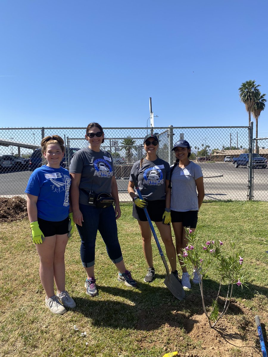 We had such a great time planting trees today! 🌳 <a href="/BormanCSD83/">Borman Elementary</a> sending a huge thank you to all@the volunteers that came out for this <a href="/TreesMatterAZ/">Trees Matter</a> event! #oneteamunafamilia
