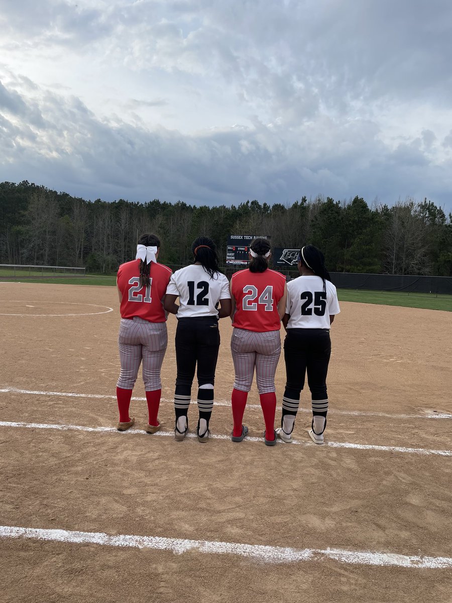 Bailey_8_'s tweet photo. One of the best things about softball is making friends along the way! Got to see a couple of my old travel teammates this school ball year! @hoban_lily @KinsleyHall4 @LaniyaLewiss @ShaniyaLewis88 @kmpasswaters ❤️ #getstruck⚡️@LLGCOACH @KarenWeekly @UACoachMurphy @RazorbackSB https://t.co/484MD0Ddmo