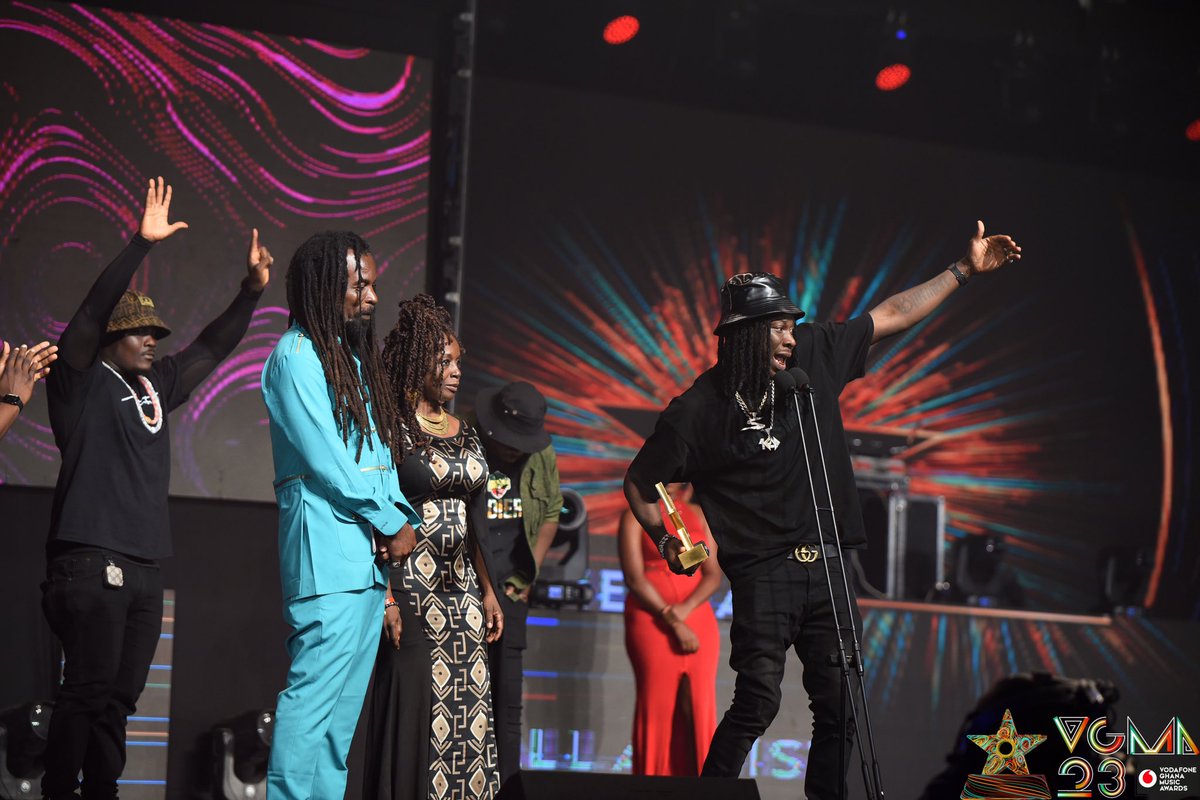GHMusicAwards's tweet photo. Your Reggae/Dancehall Artiste of the Year! @stonebwoy 

#VGMA23 #VGMA https://t.co/84UWUcWDxb