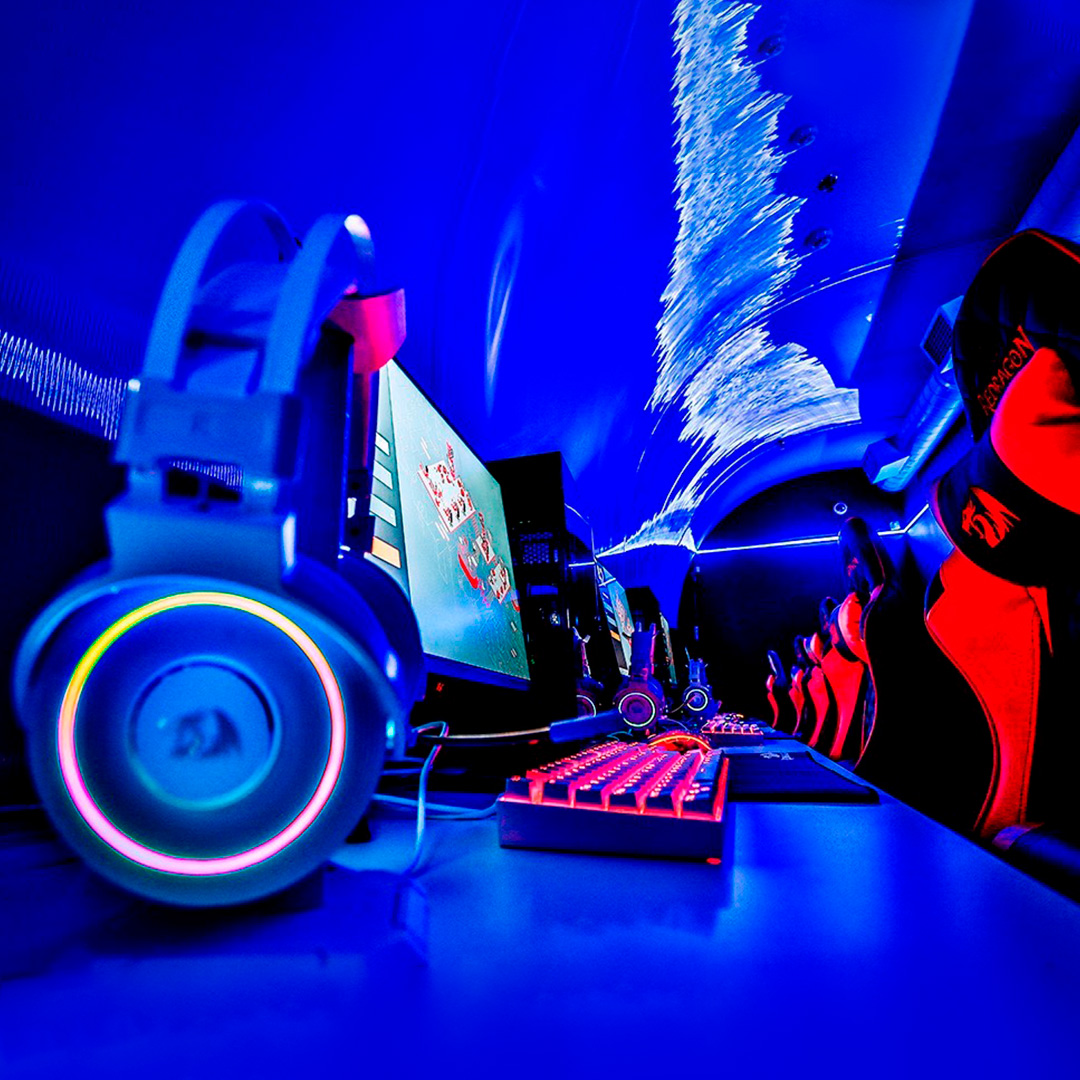 POV: Tus amigos te invitan a una party... Llegas y te encuentras con esta party, una LAN party 🥳

En qué juego competiría tu squad? 

#ReadyForBattle