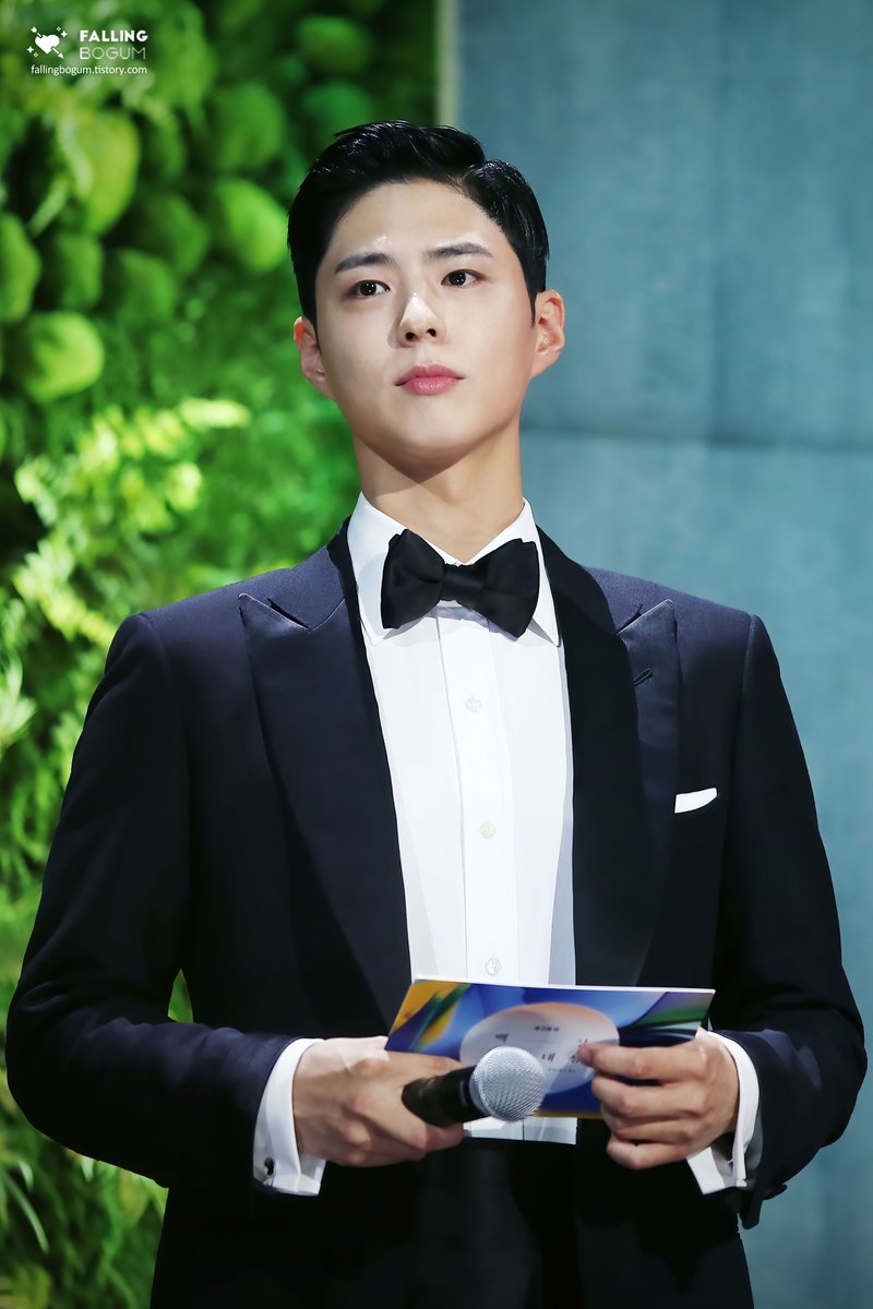 falling_bogum's tweet photo. 220506 백상예술대상 1부

@BOGUMMY 
팬들 한 명씩 아이컨택 하다가 눈가 촉촉해지는 아기 사슴 🥺🥺🥺꼭 확대해서 봐주기루,,

https://t.co/I2V6RM1Jbo
https://t.co/ErMcAE0mNx
https://t.co/HDxWuf2pys
https://t.co/LybP7CBTaM

#박보검 https://t.co/Q3elKSrONu