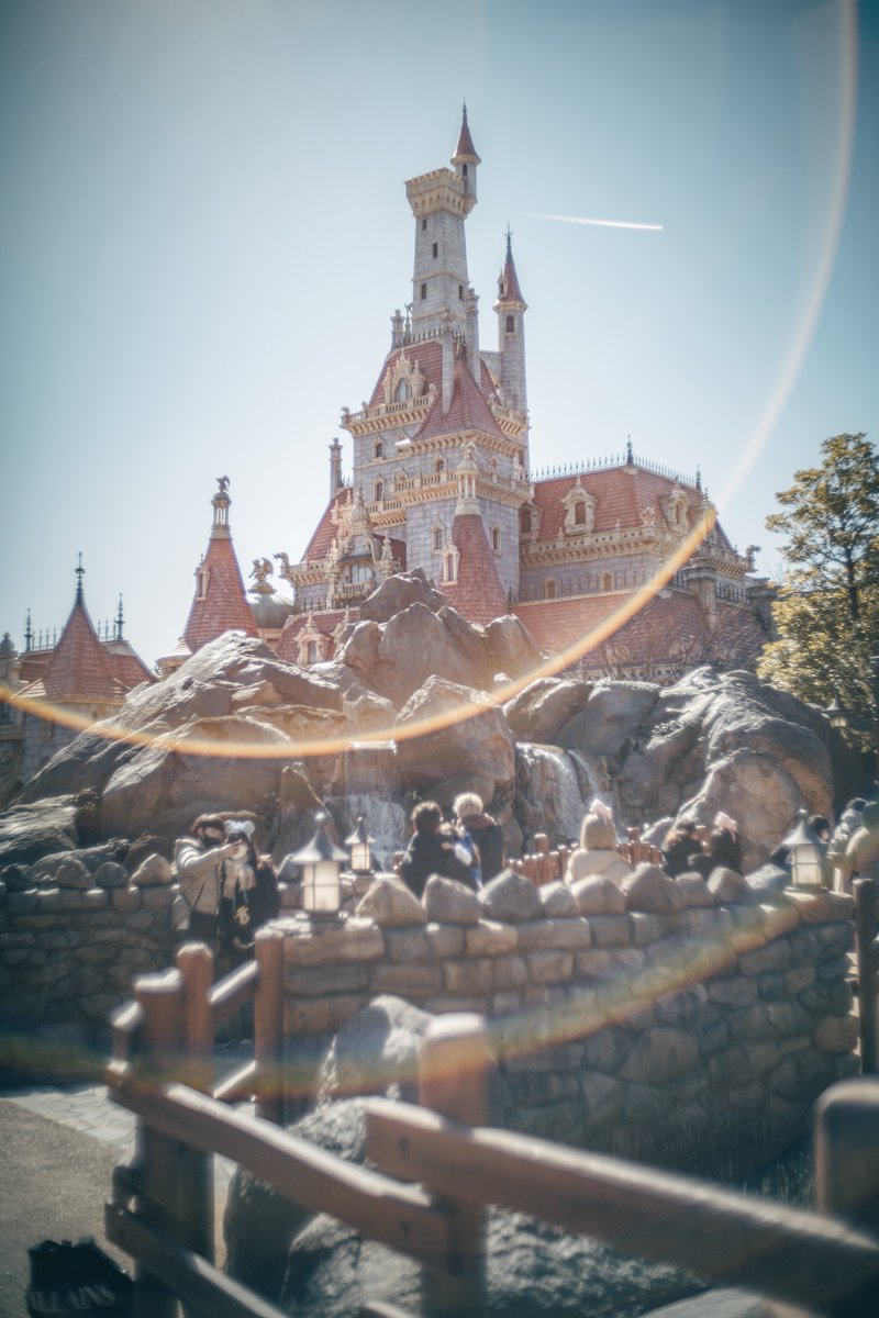 kimi_ckey0521's tweet photo. “虹”が映るレンズで撮ったディズニー写真 https://t.co/7rPwvIW82U