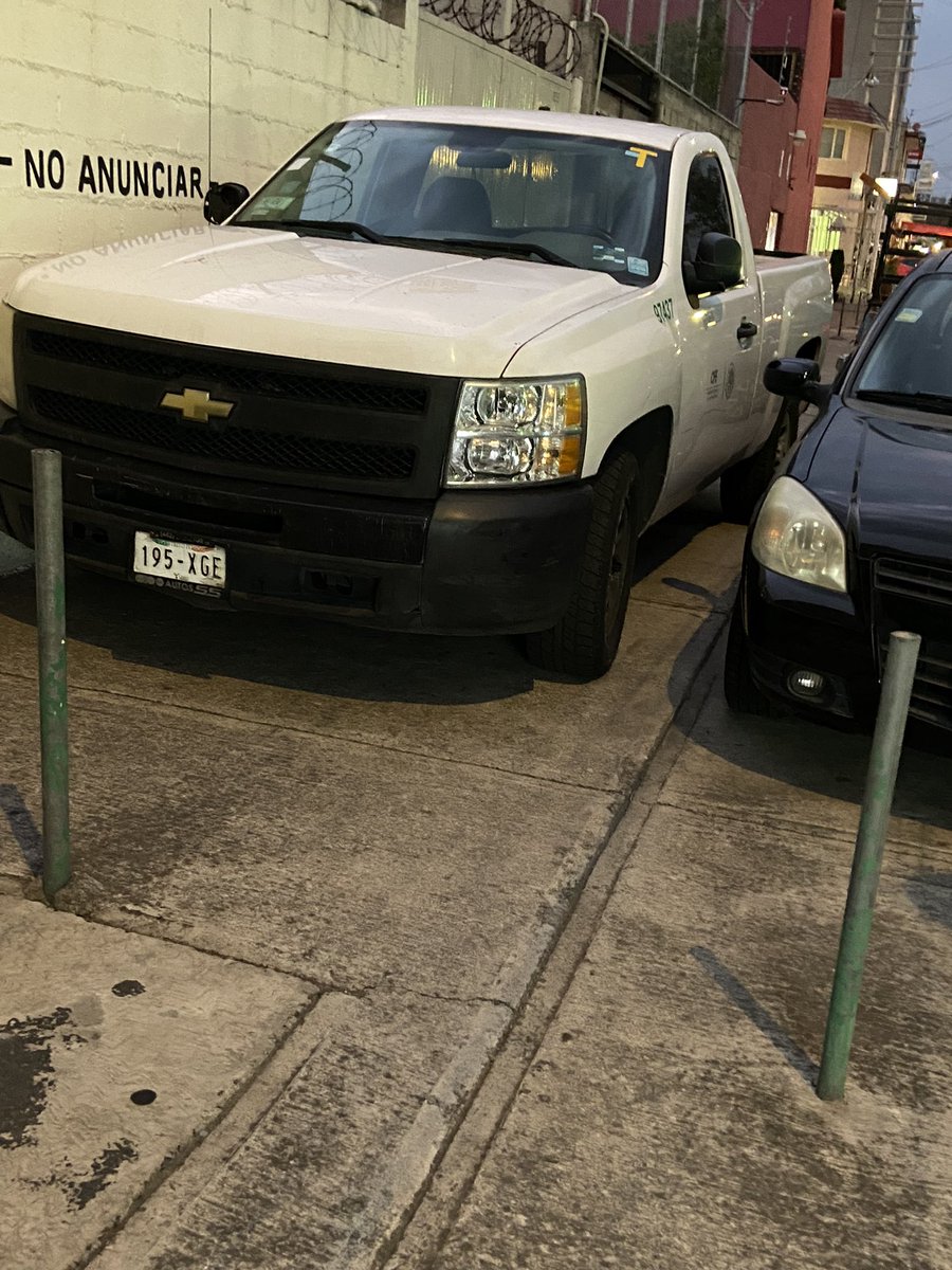 or_mark_1's tweet photo. Se solicita urgente grúa para retirar estos dos autos de la banqueta!!Uno de ellos de @CFEmx no es posible que tengamos que bajar al arroyo vehicular con un bebé en carreola porque estos están tapando toda!! @transito_CDMX @OVIALCDMX @UCS_GCDMX @ssc https://t.co/TQzzEuy6th
