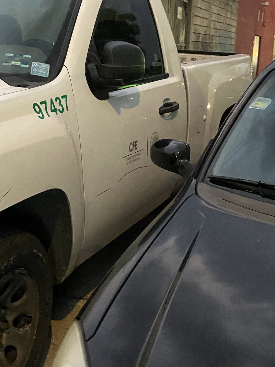 or_mark_1's tweet photo. Se solicita urgente grúa para retirar estos dos autos de la banqueta!!Uno de ellos de @CFEmx no es posible que tengamos que bajar al arroyo vehicular con un bebé en carreola porque estos están tapando toda!! @transito_CDMX @OVIALCDMX @UCS_GCDMX @ssc https://t.co/TQzzEuy6th