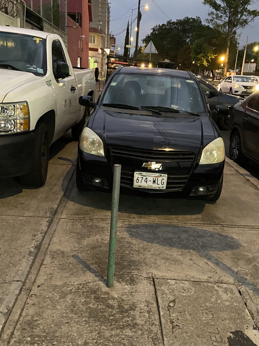 or_mark_1's tweet photo. Se solicita urgente grúa para retirar estos dos autos de la banqueta!!Uno de ellos de @CFEmx no es posible que tengamos que bajar al arroyo vehicular con un bebé en carreola porque estos están tapando toda!! @transito_CDMX @OVIALCDMX @UCS_GCDMX @ssc https://t.co/TQzzEuy6th