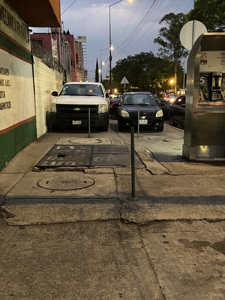 or_mark_1's tweet photo. Se solicita urgente grúa para retirar estos dos autos de la banqueta!!Uno de ellos de @CFEmx no es posible que tengamos que bajar al arroyo vehicular con un bebé en carreola porque estos están tapando toda!! @transito_CDMX @OVIALCDMX @UCS_GCDMX @ssc https://t.co/TQzzEuy6th