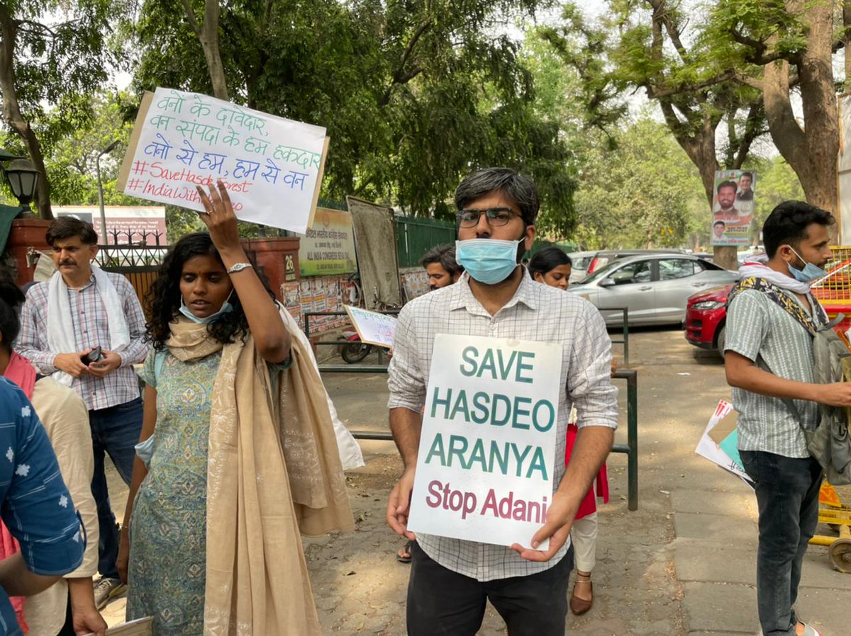 भारत मे पिछले वर्ष आक्सीजन की कमी के चलते लाखों लोग मारे गए थे और अब भारत का फेफडा कहे जाने वाले हसदेव अरण्य के जंगलों को छ्त्तीसगढ की कांग्रेस सरकार और अडानी काटकर न केवल दूसरा आक्सीजन संकट पैदा कर रहे है बल्कि अन्य पर्यावरणीय संकट पैदा हो जाएगा। #SaveHasdeo