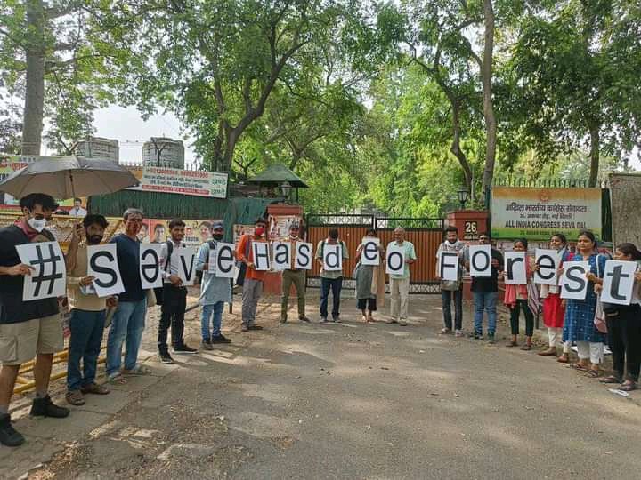 praveen_meena89's tweet photo. बागी हूं मगर सच्चा हूं, इसलिए शायद जिंदा हूं इमारतों के बीच, जंगलों के साथ में,बिरसा का अनुयायी हूं, हाँ मैं वही आदिवासी हूं, हाँ मैं वही आदिवासी हूं.! 

#SaveHasdeo
#StandWithAdivasis
#ERCP_Public_Demand https://t.co/RQzMCn8rFg