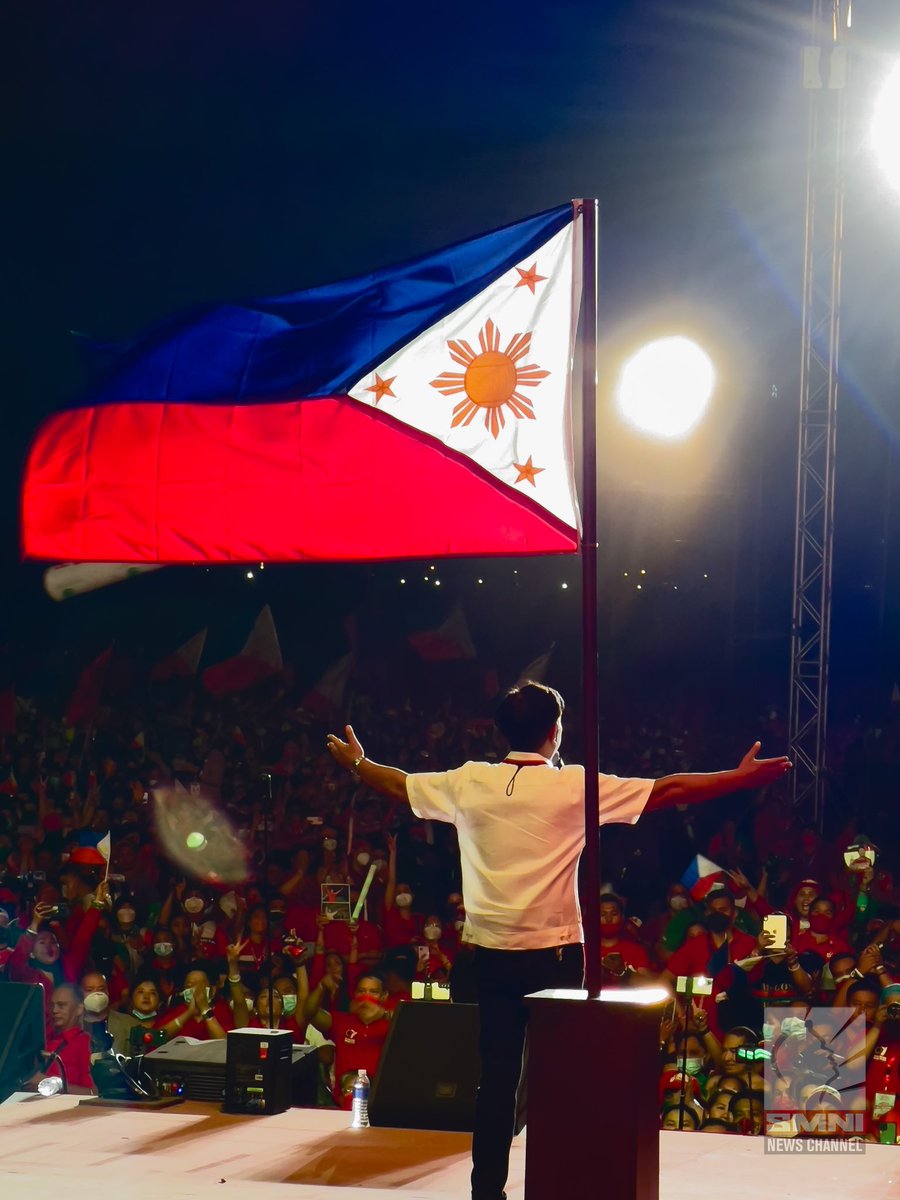 MJ__Mondejar's tweet photo. LOOK: Presidential frontrunner @bongbongmarcos facing the 1 million crowd [estimate from organizers] Saturday night during their final ‘miting de avance’ in Parañaque City. 

‘Maraming maraming salamat po sa inyong suporta sa UniTeam,’ he said. | @smninews @DZAR1026 https://t.co/Yk7kpBmQ9C