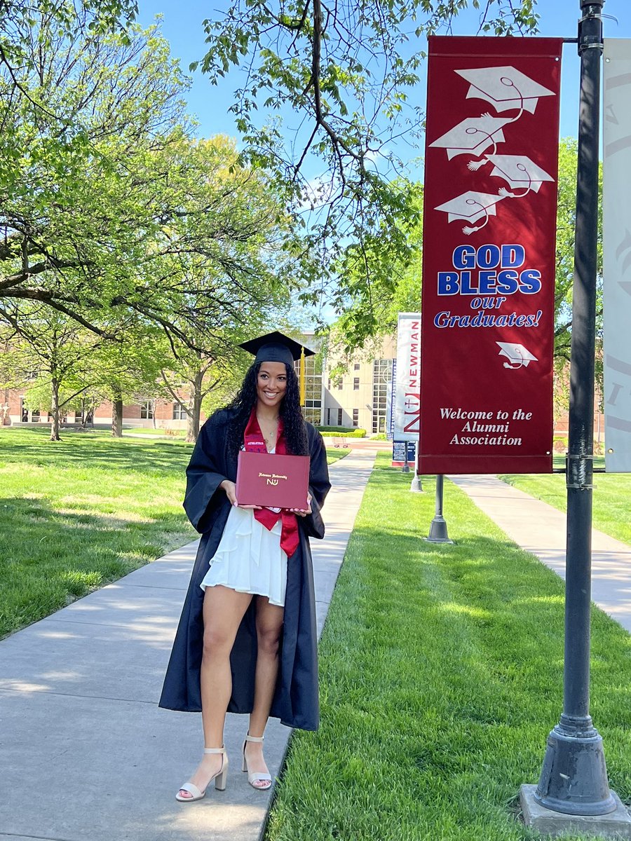 hharker40's tweet photo. So proud of @jdkey1! So excited to see what you accomplish next Love you 😘 https://t.co/EjosxLzahF