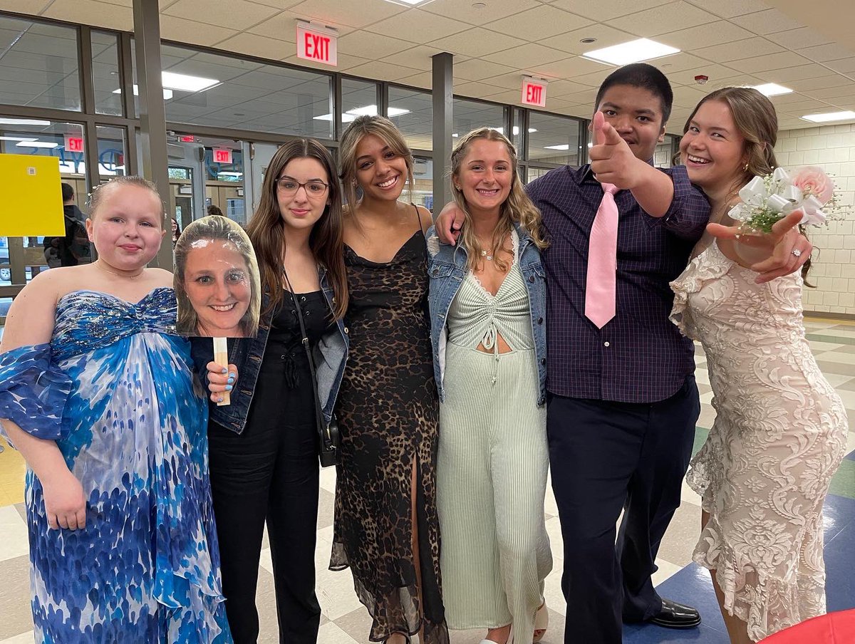 ms_searles's tweet photo. Best Buddies prom at Leominster High! Thank you to the chaperones and LHS Best Buddies for making all of the buddies’ night so special ❤️ @FitchburgPS @Principal_FHS @bestbuddies https://t.co/grh5vxSYh0
