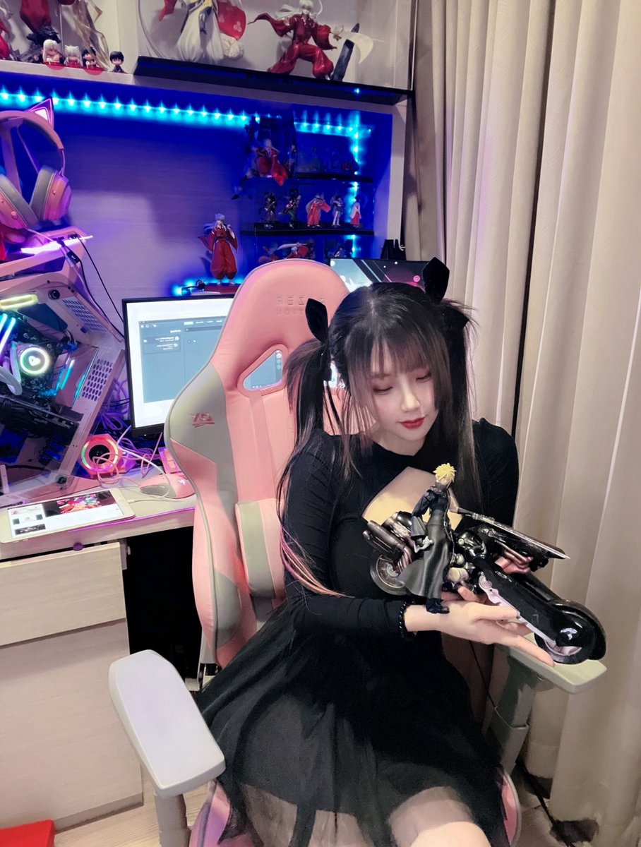 Gamer_Girl_CJ's tweet photo. ชิบล่ะไม่มีที่จอดรถให้เฮียคลาวด์ 🖤 #finalfantasyvii #ฟิกเกอร์ #โมเดล https://t.co/CVwbHSxRCV