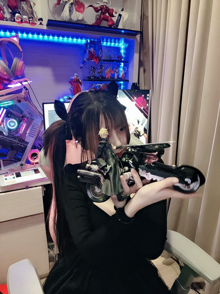 Gamer_Girl_CJ's tweet photo. ชิบล่ะไม่มีที่จอดรถให้เฮียคลาวด์ 🖤 #finalfantasyvii #ฟิกเกอร์ #โมเดล https://t.co/CVwbHSxRCV