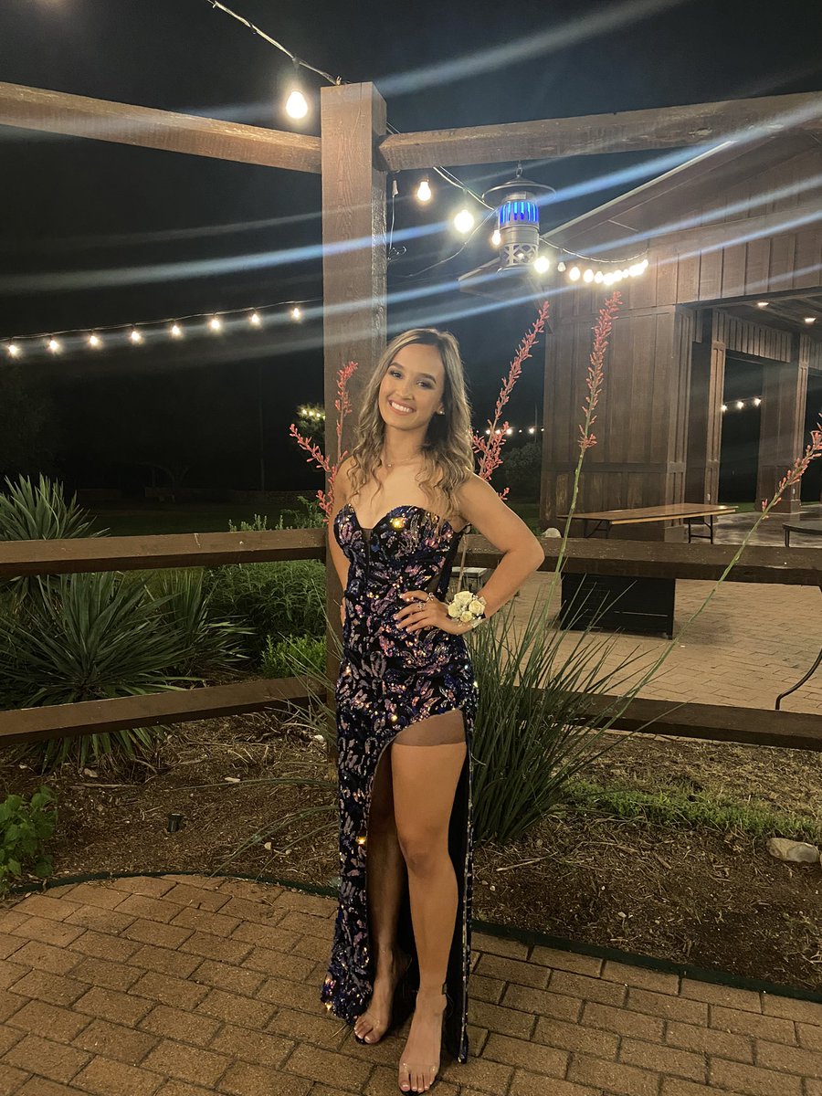 chrisstinnaa14's tweet photo. senior prom ✨ https://t.co/goEP3gOUuZ