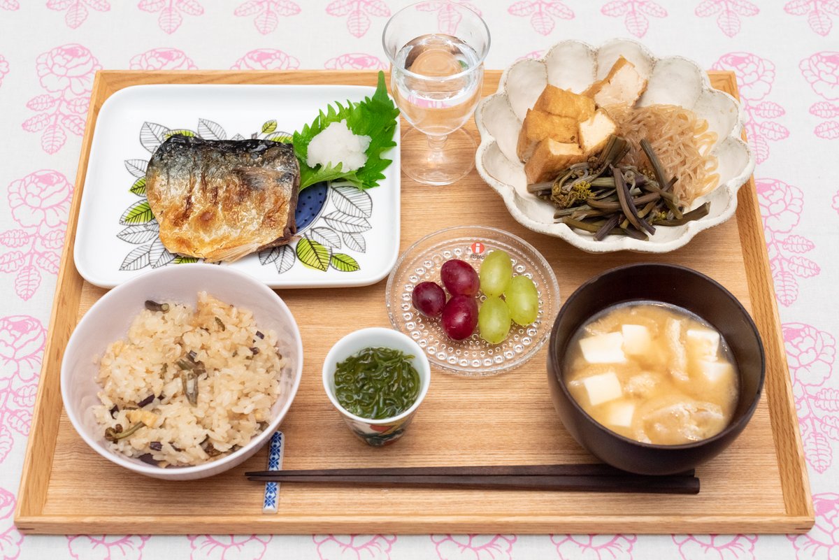 _gohan_note's tweet photo. ・真鯖の塩焼き
・蕨と厚揚げの煮物
・もずく酢
・豆腐と油揚げのお味噌汁
・山菜おこわ
・日本酒（作）
・ぶどう（クリムゾンシードレス・トンプソンシードレス）

#おうちごはん #山菜 #おこわ #日本酒作 #ロールストランド #イッタラ #九谷焼 #青郊窯 #美濃焼 #カネコ小兵製���所 #リンカ #無印良品 https://t.co/qtEQrls13Z