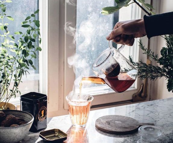 ويُخبرني الصباحُ إذا تجلَّى
بأن أحيا على أملٍ جميلِ 
 #صباح_الخير