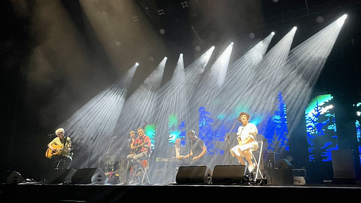 Stringbobs's tweet photo. Great night in Glasgow with Deacon Blue at the OVO. This one was a long time coming, being postponed twice but we’ll worth it in the end. @deaconbluemusic @OVOHydro @rickyaross @DougieVipond https://t.co/fq2fpNWwxA
