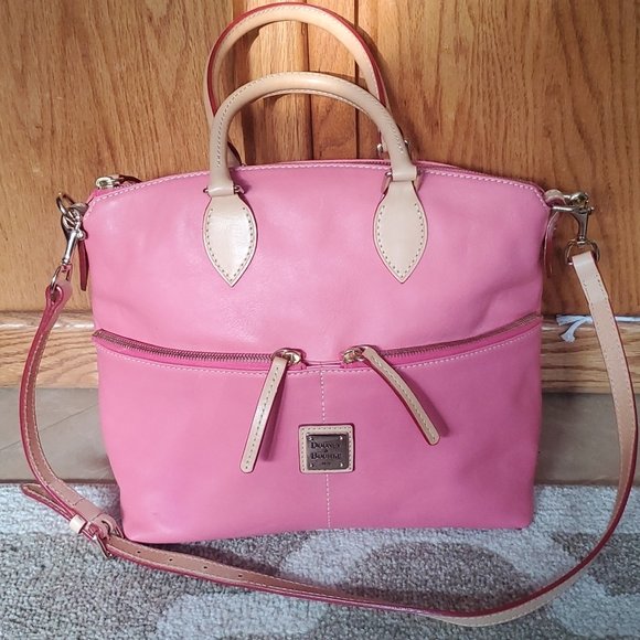 Wana_B75's tweet photo. So good I had to share! Check out all the items I'm loving on @Poshmarkapp from @Debwalters17 #poshmark #fashion #style #shopmycloset #brahmin #busyco #dooneybourke: https://t.co/TEEQWkctht https://t.co/xfUcvaagvT