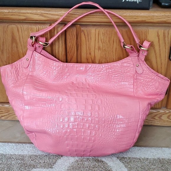 Wana_B75's tweet photo. So good I had to share! Check out all the items I'm loving on @Poshmarkapp from @Debwalters17 #poshmark #fashion #style #shopmycloset #brahmin #busyco #dooneybourke: https://t.co/TEEQWkctht https://t.co/xfUcvaagvT